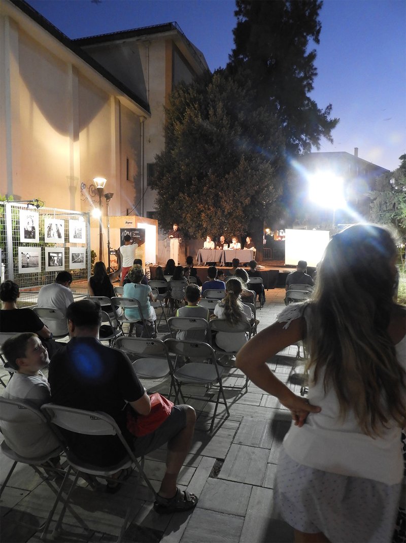 Η μάχη της πλατείας