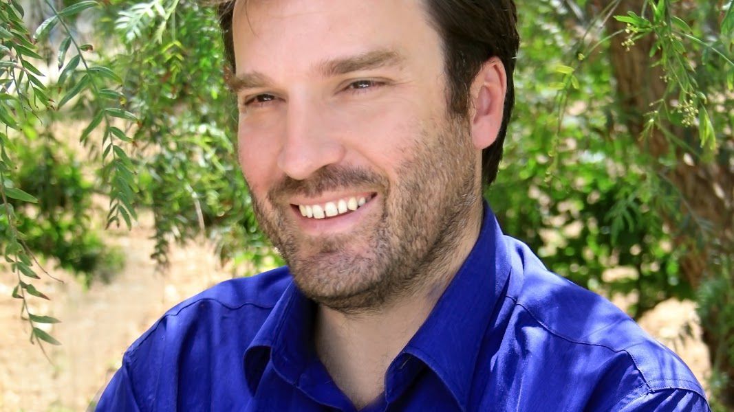 Ο Δημήτρης Οικονόμου παρουσίασε το βιβλίο του «Οι εγκλωβισμένοι» στα Ιωάννινα.