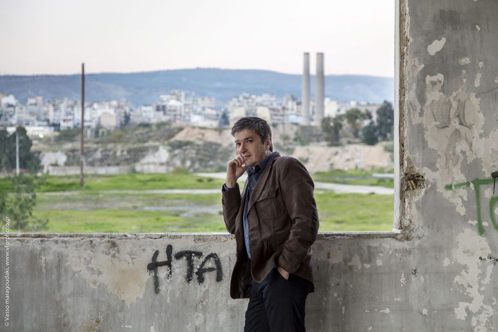 Ο Γιάννης Αντιόχου διαβάζει ποιήματά του στο Café Merlin του Ιδρύματος Β&Μ Θεοχαράκη