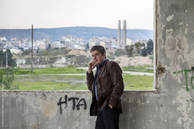 Ο Γιάννης Αντιόχου διαβάζει ποιήματά του στο Café Merlin του Ιδρύματος Β&Μ Θεοχαράκη