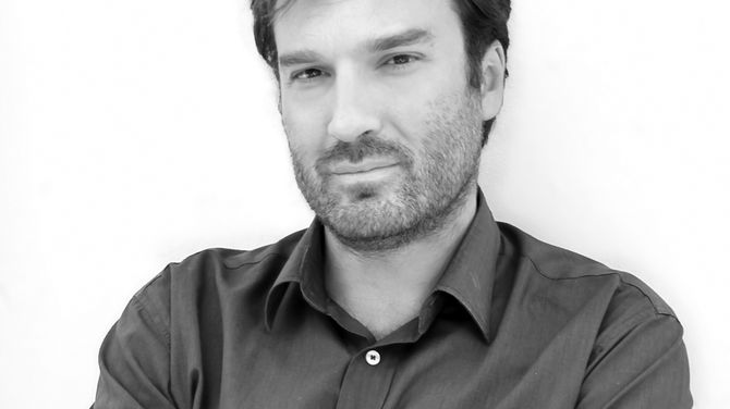 Ο Δημήτρης Οικονόμου στο βιβλιοπωλείο Σπόρος.