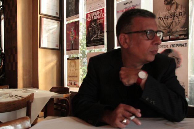 Ο Θάνος Σταθόπουλος στο βιβλιοπωλείο των εκδόσεων Ίκαρος