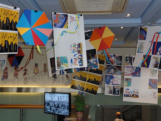 Χαρταετοί και βεγγαλικά πάνω από την πόλη