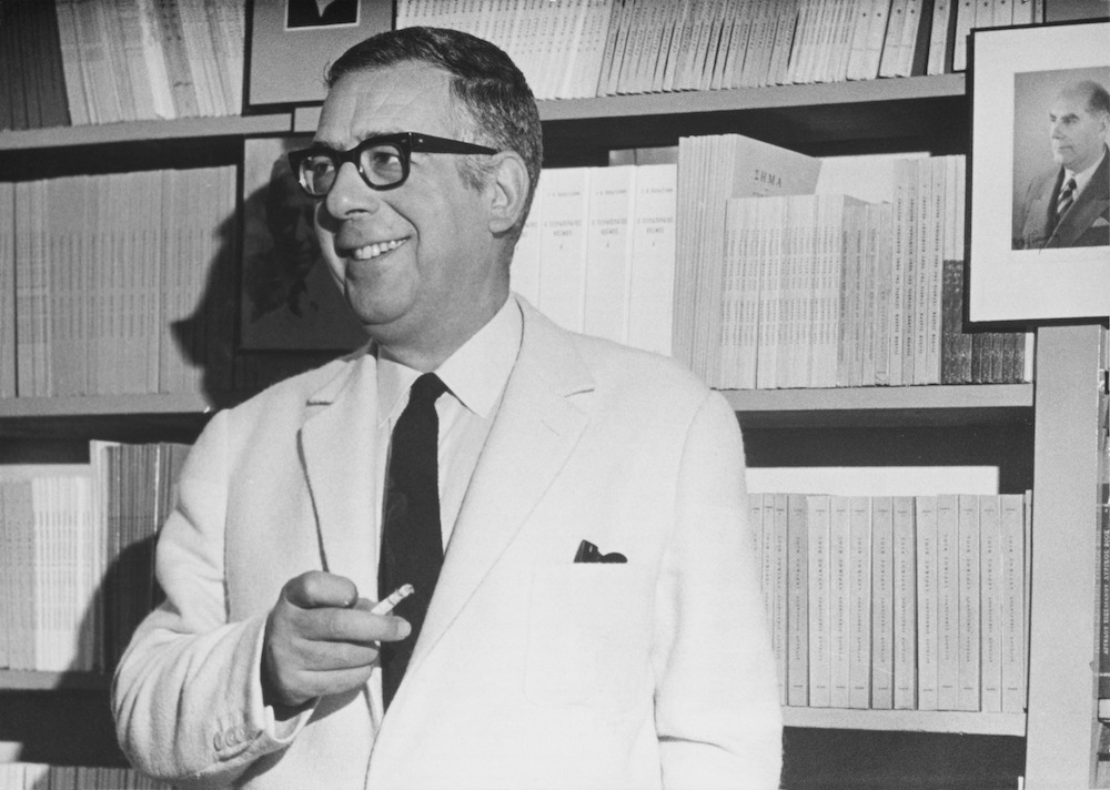 Ο Νίκος Καρύδης στο βιβλιοπωλείο του Ίκαρου.