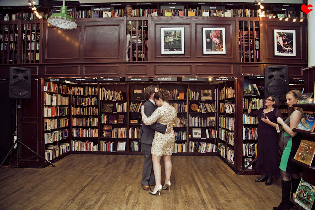 Το βιβλιοπωλείο Housing Works επέλεξε αυτό το ζευγάρι για το γάμο του. 