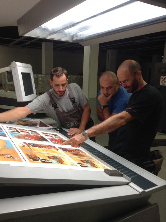 Ο Νίκος Κούτσης, εικονογράφος του βιβλίου, με τους τεχνικούς του τυπογραφείου.